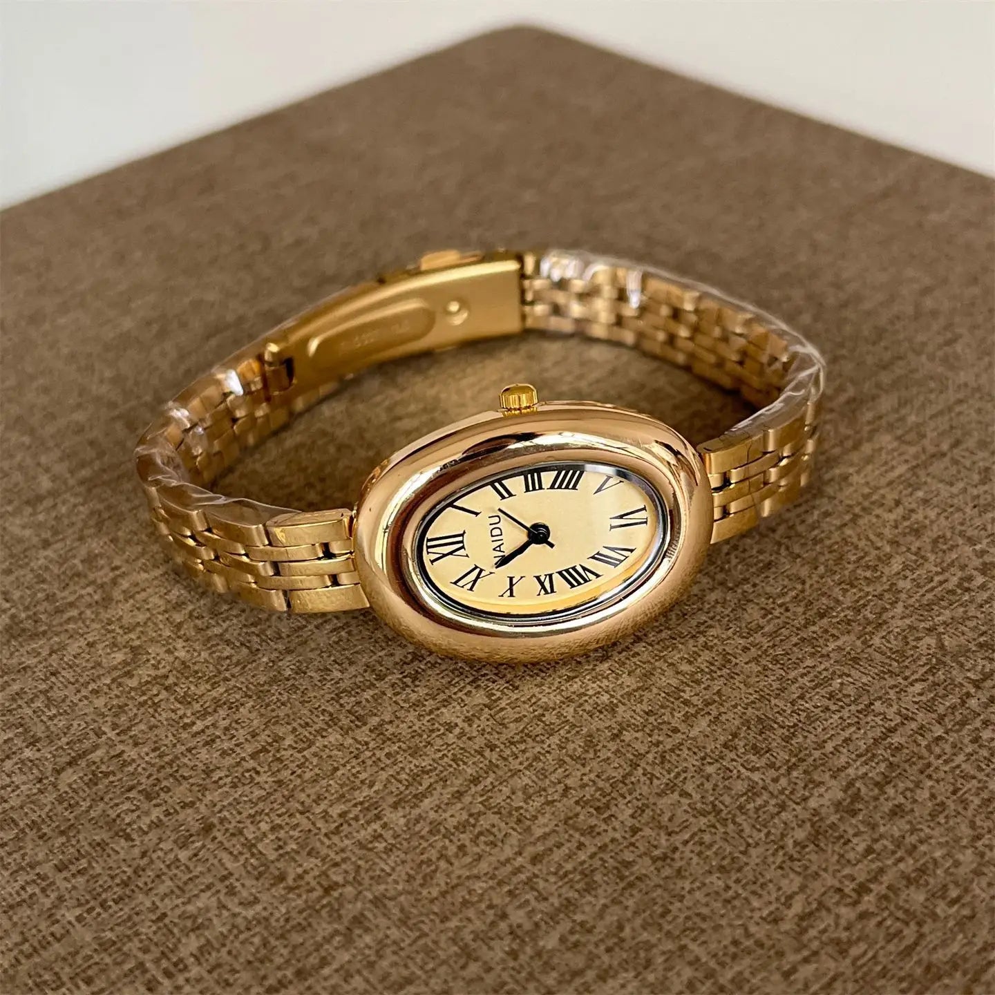 Reloj de moda Hot Sale para mujer, estilo de la antigua Roma, esfera ovalada, reloj pequeño dorado, correa de acero ajustable, reloj de pulsera de cuarzo al por mayor