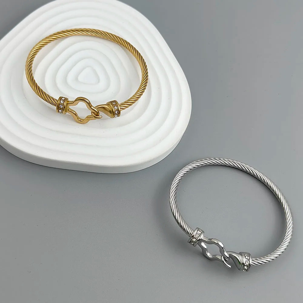 Neues Stahlseil-Knopf-Zirkon-Kleeblatt-vergoldetes Armband 18K, hochwertiges wasserdichtes Partnerarmband, Ehefrau-Geschenk