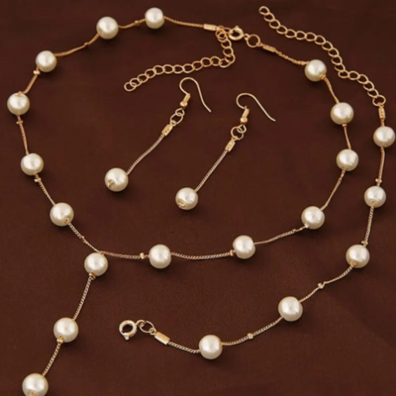 UK dreiteiliges Boutique-Mode-Set süßes, elegantes Perlen-Mehrschicht-Halsketten-Ohrring-Armband-Set individueller Schmuck