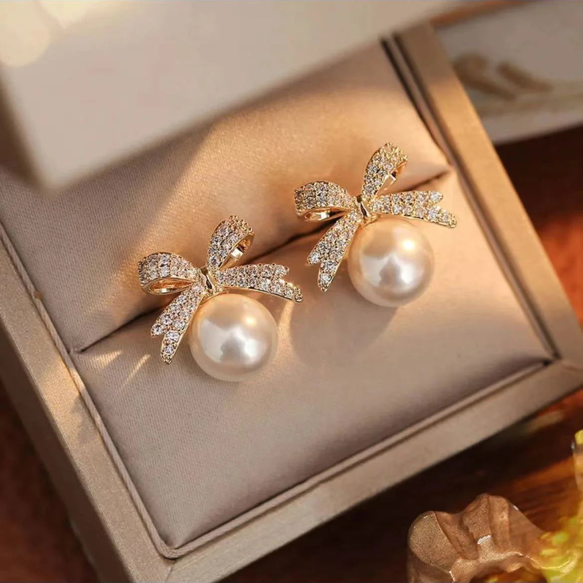 French Sweet Personality Pearl Simple And Small Design Sense Full Of Drill Bow Delicate All-matching Earwear Female