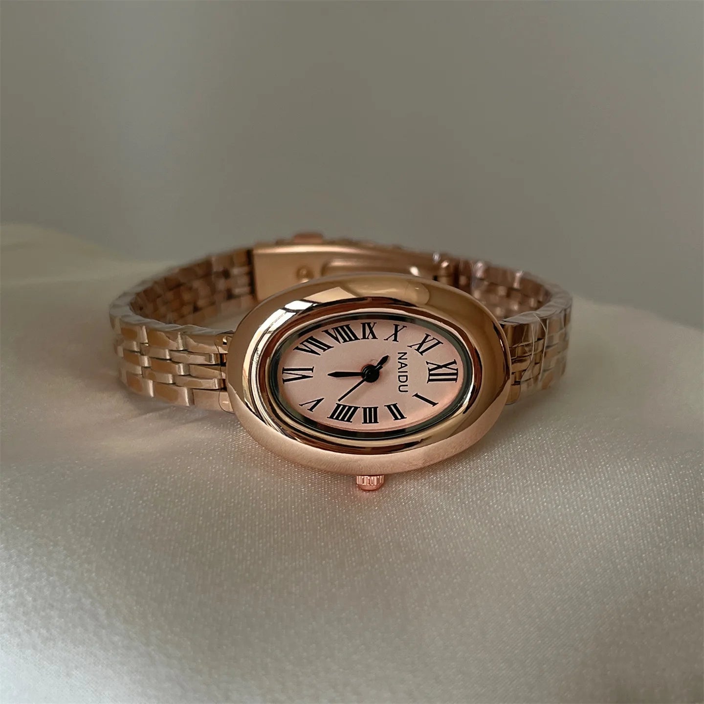 Reloj de moda Hot Sale para mujer, estilo de la antigua Roma, esfera ovalada, reloj pequeño dorado, correa de acero ajustable, reloj de pulsera de cuarzo al por mayor