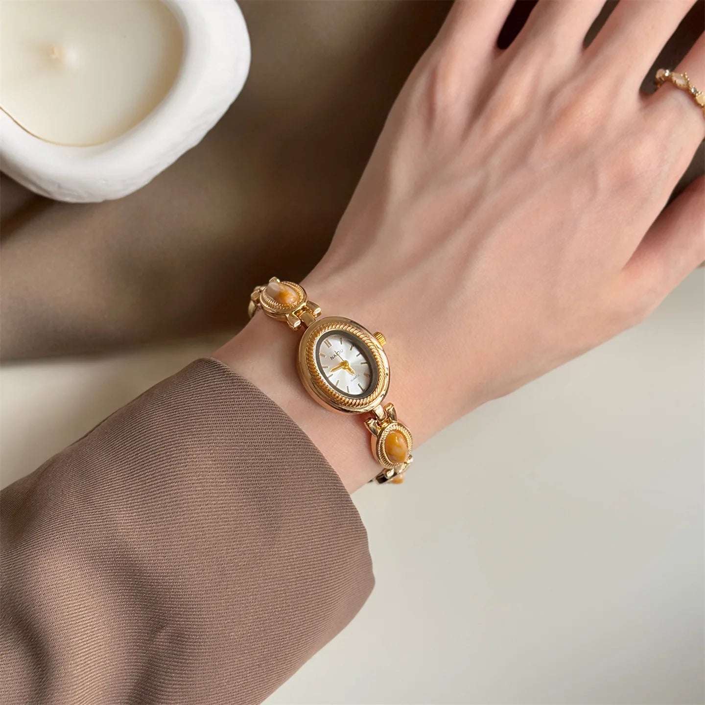 Neue Vintage Damen Armbanduhr mit farbigen Edelsteinen, leichte Luxus personalisierte Retro Schmuck Gold Edle Kleine Süße Armbanduhr