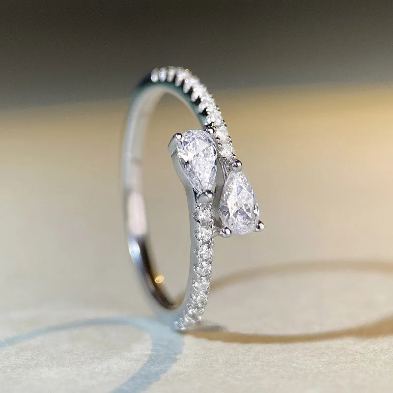 Ring aus 925er Sterlingsilber mit hellem Zirkonia, Accessoire für Damen, für Verlobung, Zeremonie, modischer, zierlicher, schicker Hochzeitsschmuck