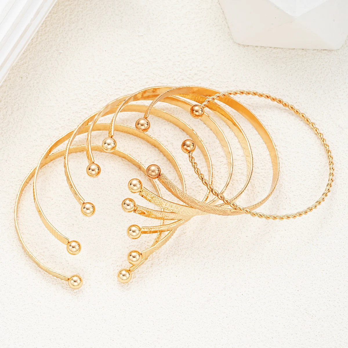 7-teiliges Set Punk Goldfarbene Armbänder für Damen Streetwear Goth Herzprints Metalldesign Offener Armreif Modeschmuck Geschenke 2024
