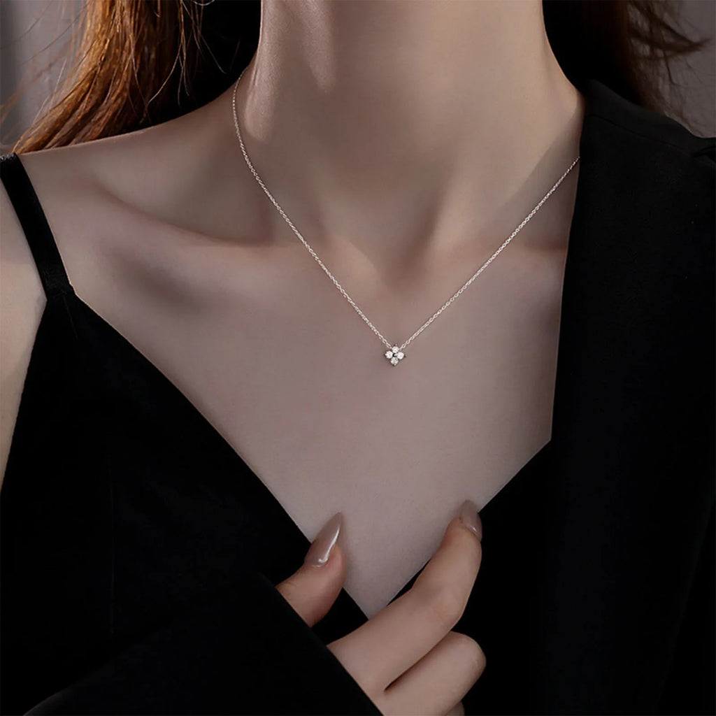 Collar Pequeño de Trébol de Cuatro Hojas de Plata S925 para Mujer, Cadena de Clavícula, Diseño Lujoso y Minimalista con Sensación de Alta Gama