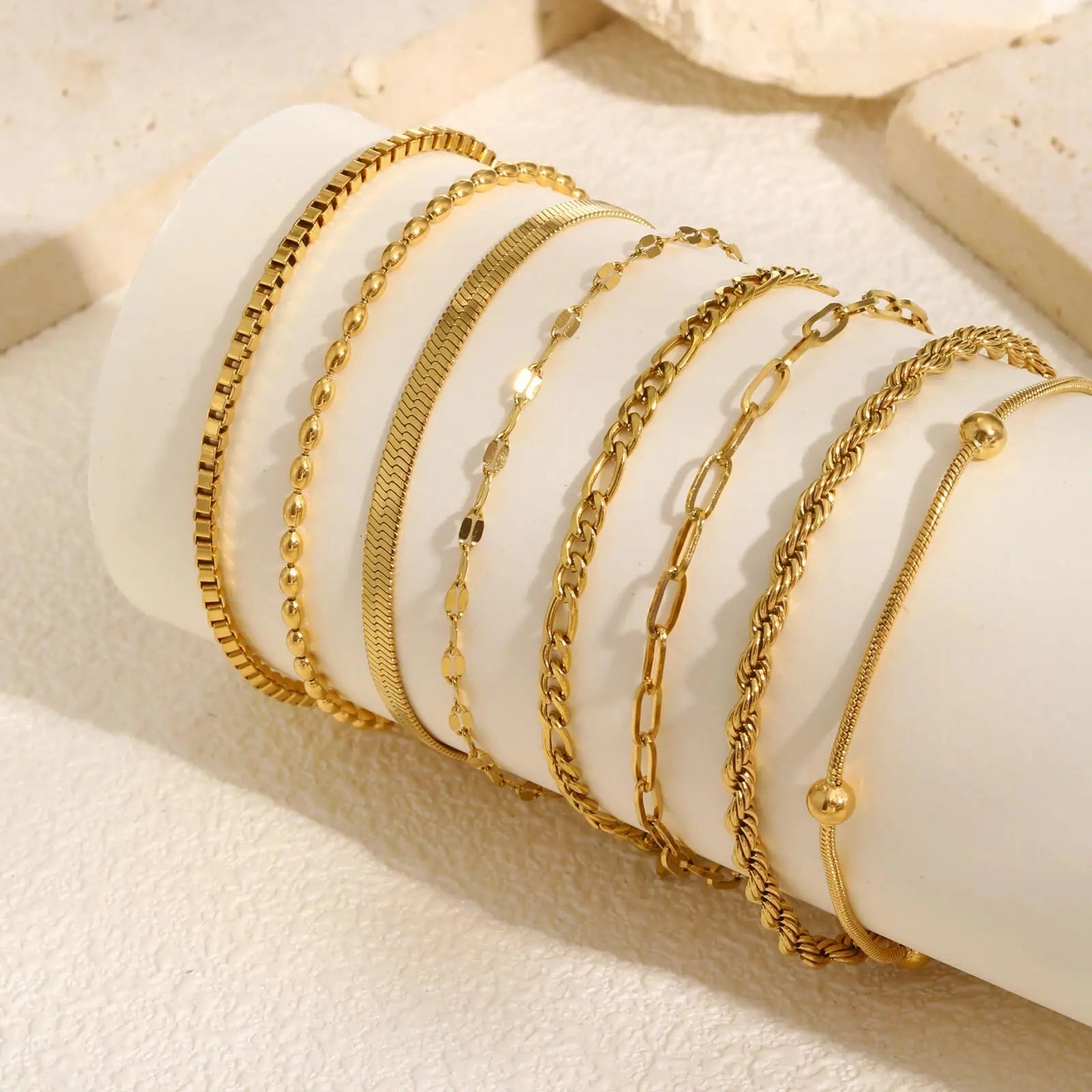 Nicht anlaufendes Edelstahlarmband vergoldet stapelbar für Damen, dünnes Fischgrätenkettenarmband wasserdichter Schmuck Geschenk