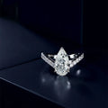 925 Sterling Silber Neuer leichter Luxus Wassertropfen Würfel Zirkonia Ring Verlobung Personalisiertes Mode Kristall Party Schmuck Geschenk
