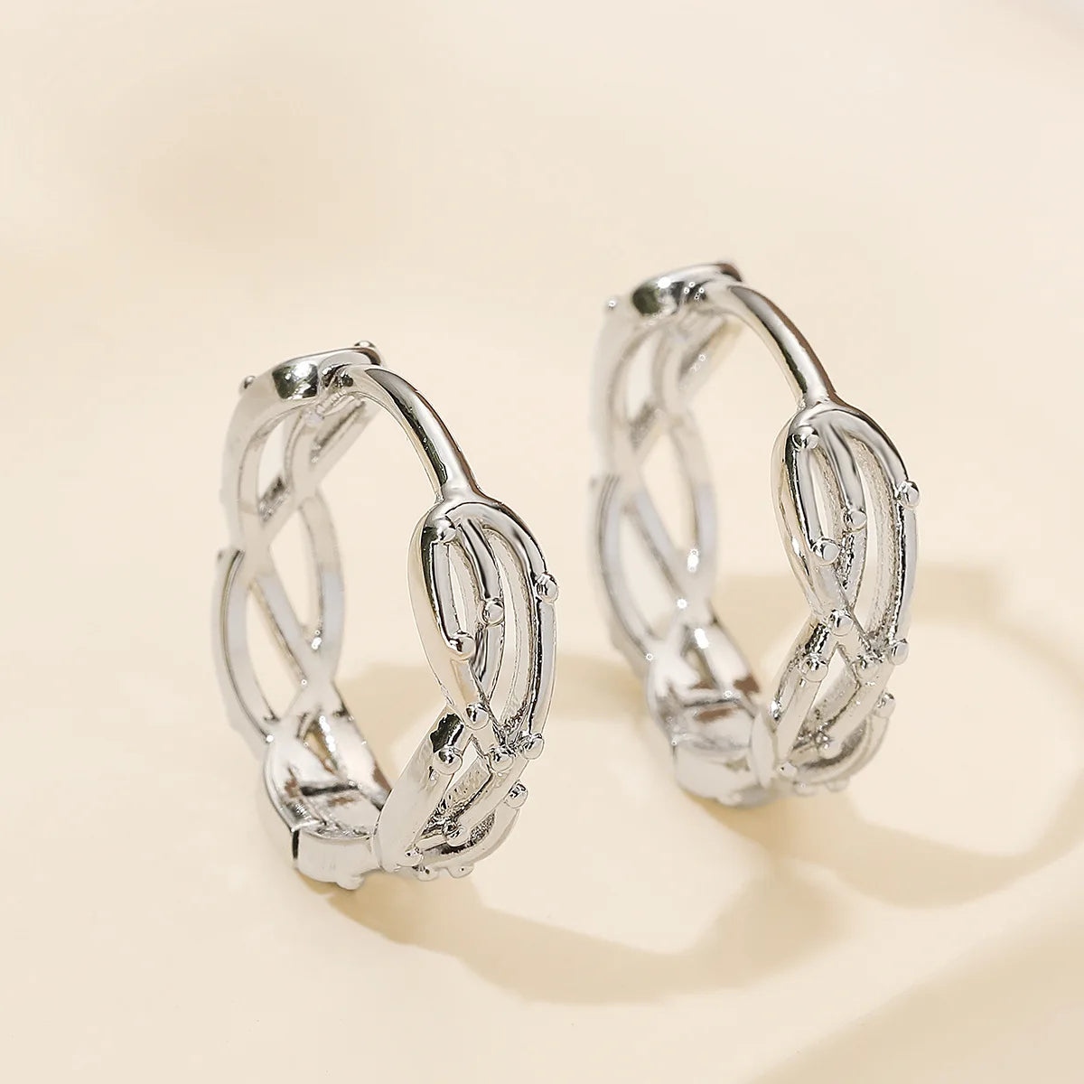 NEWBUY Einfaches Design Silber/Gold Farbe Knotenform Süße Creolen Für Frauen Minimalistischer Metallstil Schmuck Weiblich