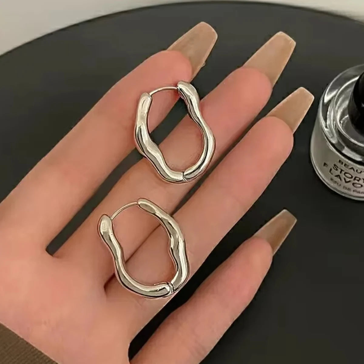 Pendientes geométricos irregulares para mujer, diseño nuevo, moderno y personalizado, pendientes famosos de Internet con un temperamento sencillo