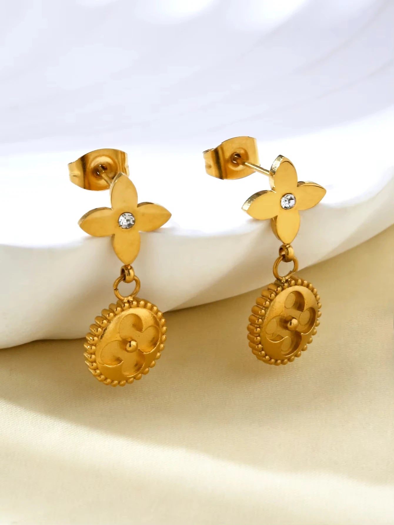 Pendientes de Trébol de Cuatro Hojas Redondos de Acero Inoxidable con Colgante, Sensación Premium de Temperamento Elegante, para Mujer