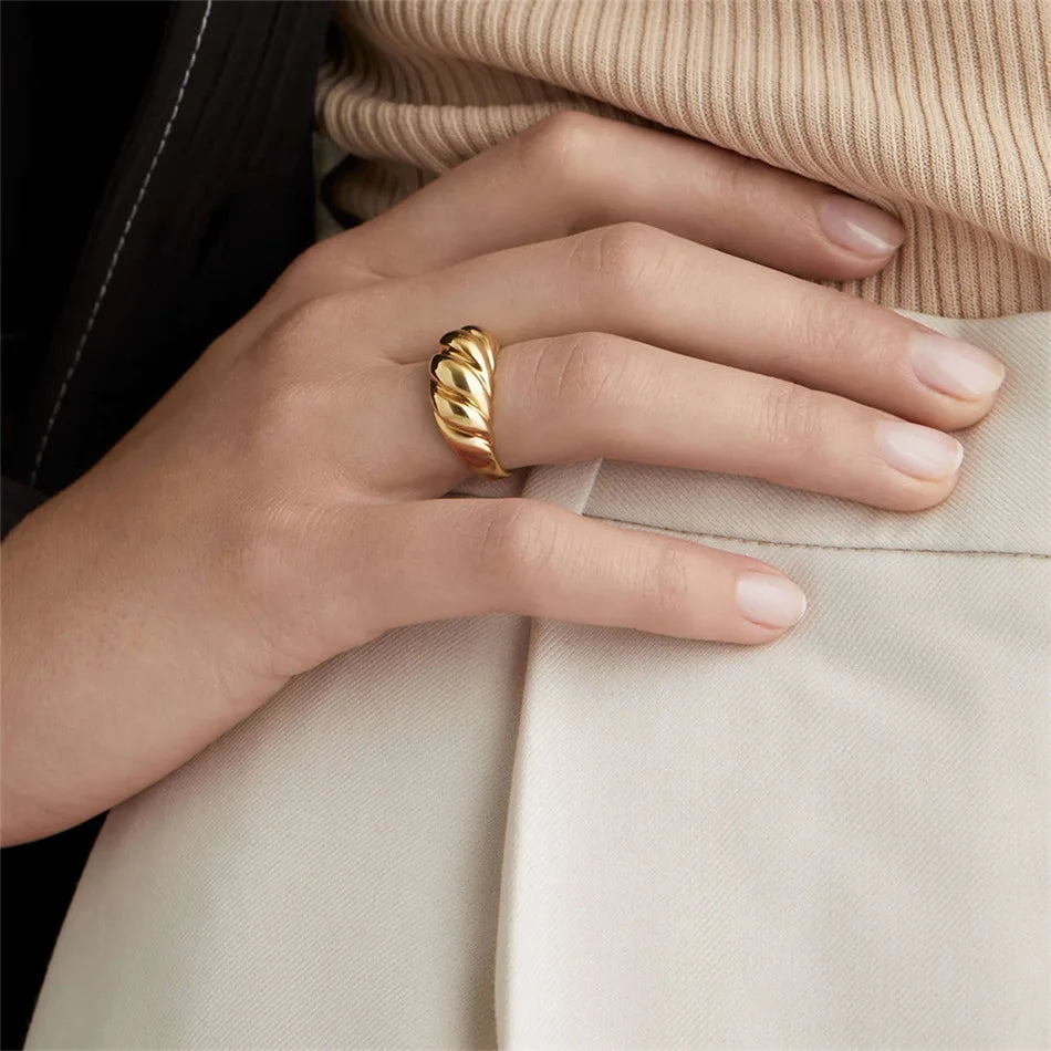 SUNIBI Edelstahlring für Frauen und Männer, klassisch goldfarben, schlichter Modestil, strukturierte Ringe, Paar-Hochzeitsschmuck