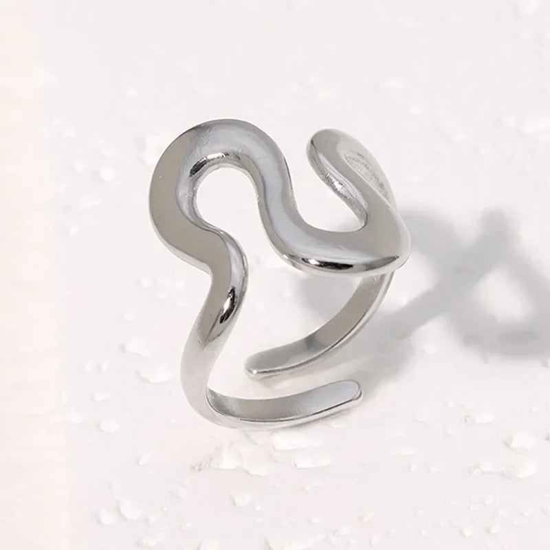 LATS Edelstahl Goldfarbene Ringe für Damen und Herren 2024 Farbecht Beliebte Party Personalisierte Überzogene Charms Schmuck Geschenke