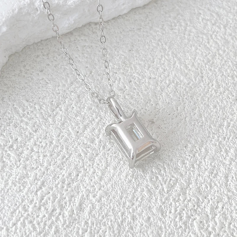 NeeTim 1ct 2ct 3ct 4ct Colgante de moissanita talla esmeralda para mujer, plata S925 con cadena de collar chapada en oro blanco