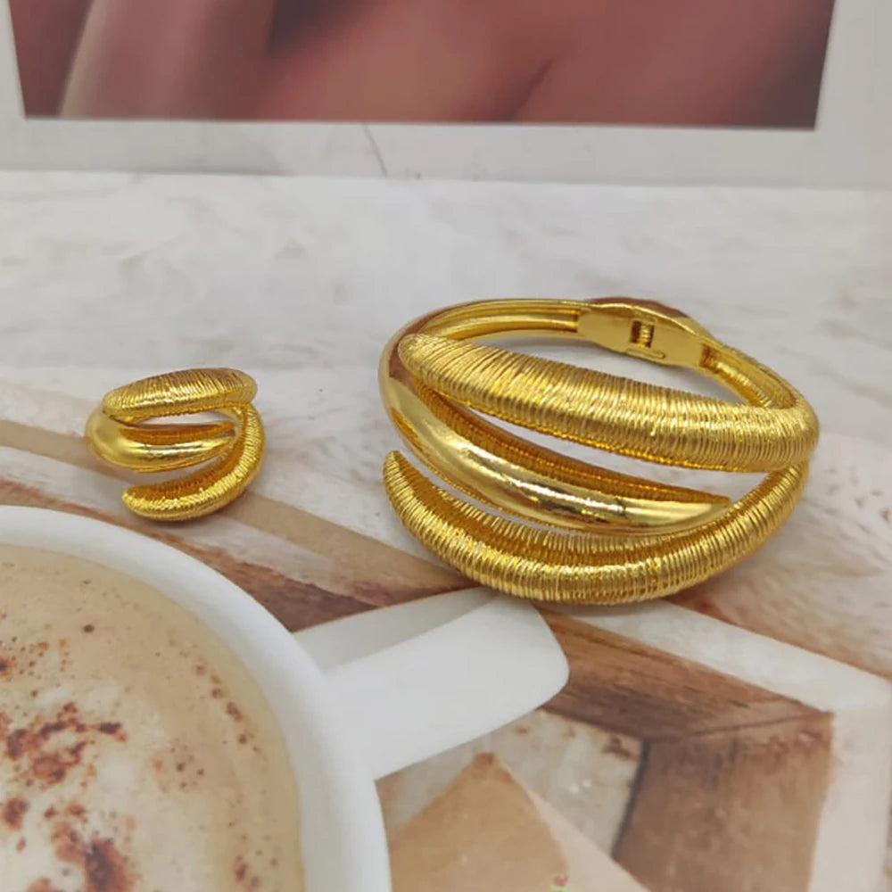 Trend Gold Farbe Schmuck Set für Frauen Armreif und Fingerring Hohl Design Hand Armband Cocktailring Set Schmuckset