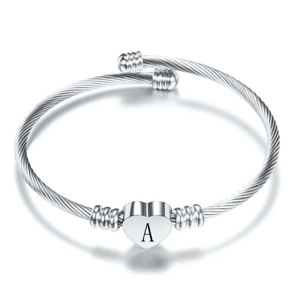 Initialen Edelstahl Manschettenarmband für Frauen 26 Alphabet Herz Charm Armreif Weibliche Mode Geburtstagsparty Schmuck