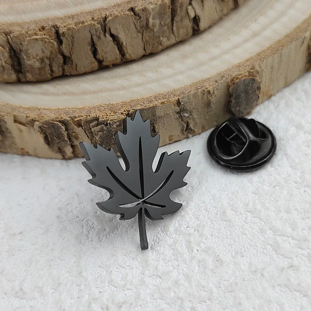 New maple leaf men's lapel pin, 316L stainless steel gold-plated badge, black brooch for suit accessories, gift for father