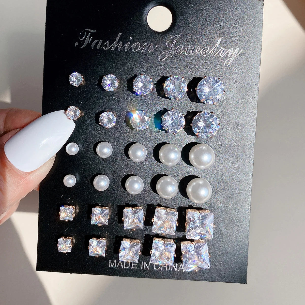 12 Paar Zirkonia-Ohrringe Set, brillante, glänzende Ohrstecker für Frauen, schlichter Perlen-Unregelmäßiger Trendy Schmuck Zubehör 2024 Neu