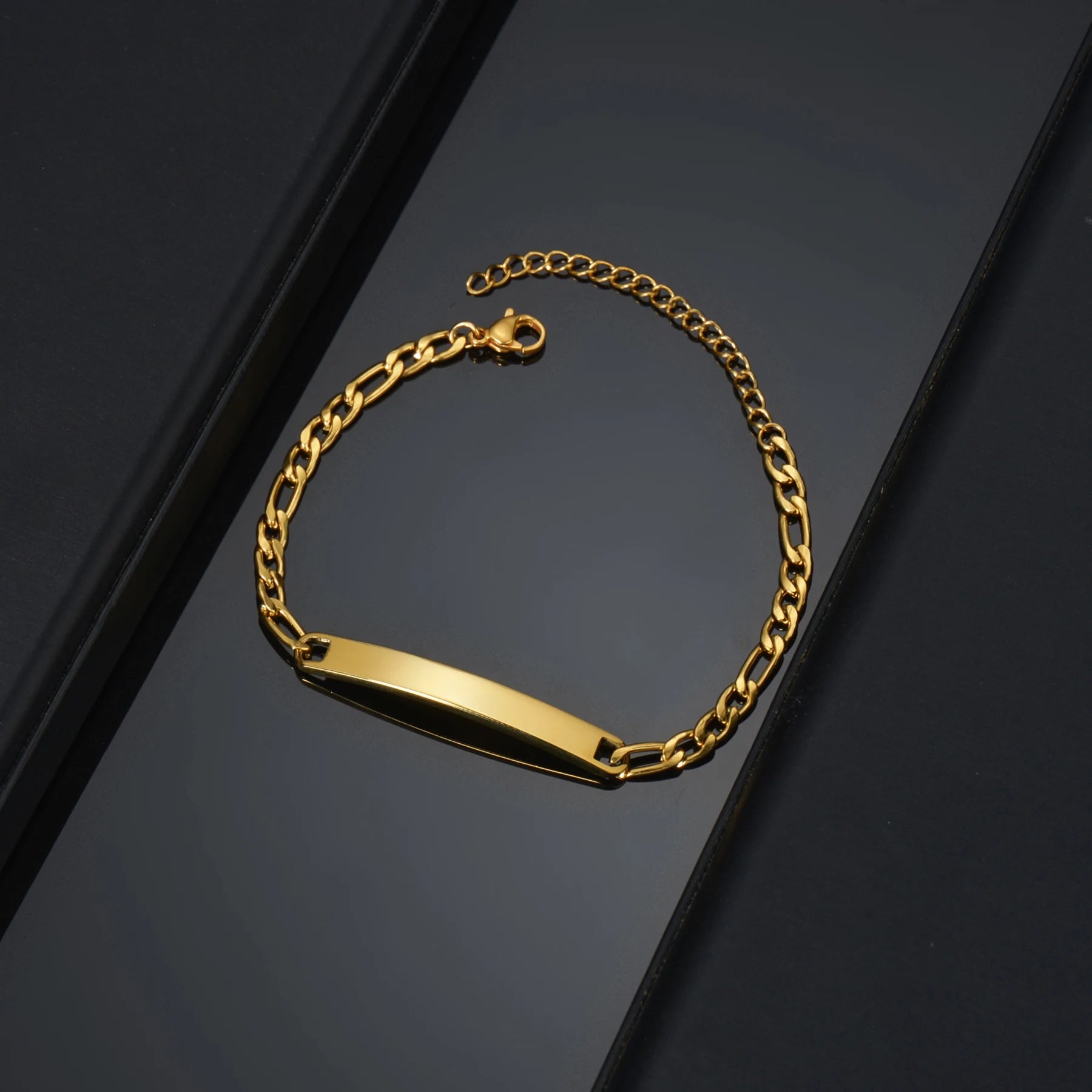 Akizoom Punk Gravur Name Personalisierte Armbänder Goldfarbe Edelstahl Dicke Handkette Individuelles Paar Herren Damen Schmuck Geschenk