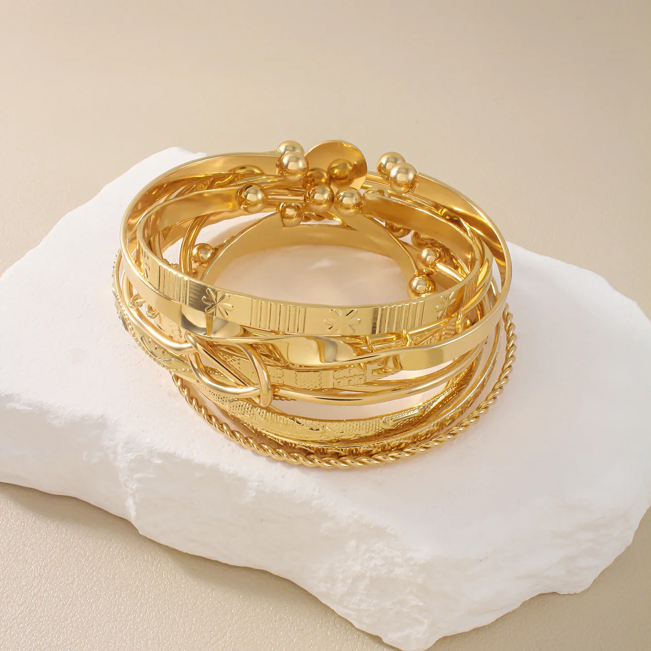 12-teiliges/Set trendiges mehrschichtiges offenes Armreif-Set für Damen, Punk Goldfarben, geometrisch, zart, Twist-Armbänder, Hochzeitsgeschenke