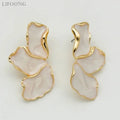 Pendientes de tuerca de epoxi crema con forma de flor de metal para mujer, chapado en color dorado, diseño irregular, diseño pesado, pendientes llamativos