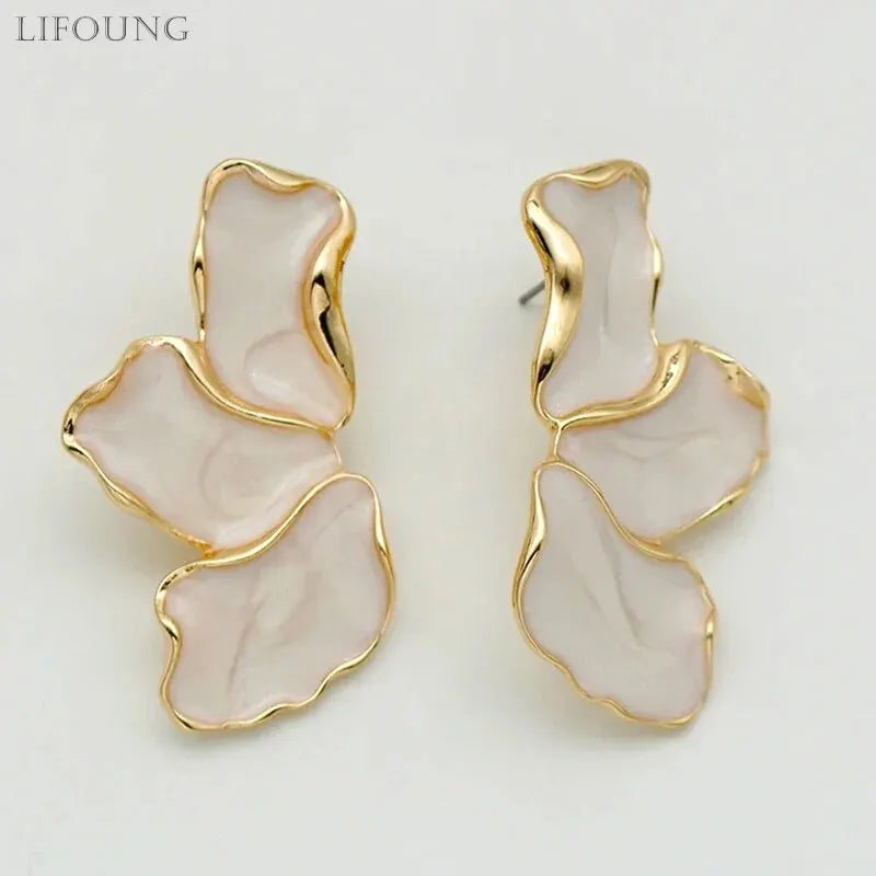 Metall Blume Creme Epoxid Ohrstecker Damen Mode Goldfarbene Beschichtung Unregelmäßige Ohrstecker Schweres Design Statement Ohrringe