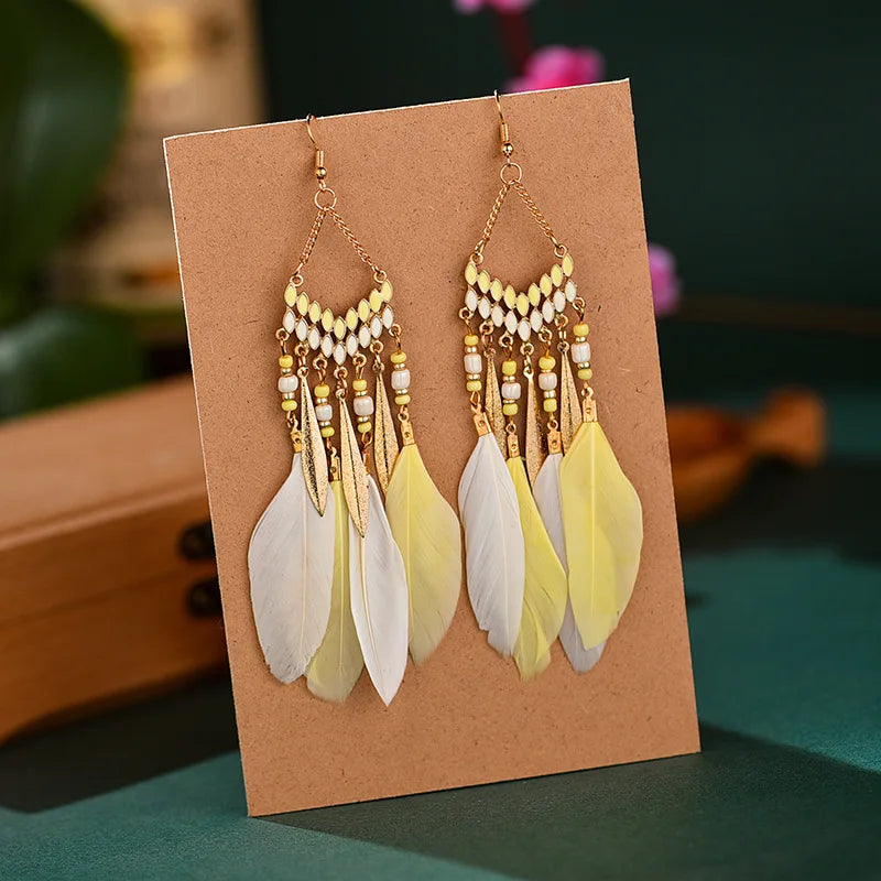 Neue ethnische Feder-Hängeohrringe für Frauen, böhmische lange Quasten-Perlen-Ohrringe, Mode-Party-Schmuck-Accessoires für Mädchen