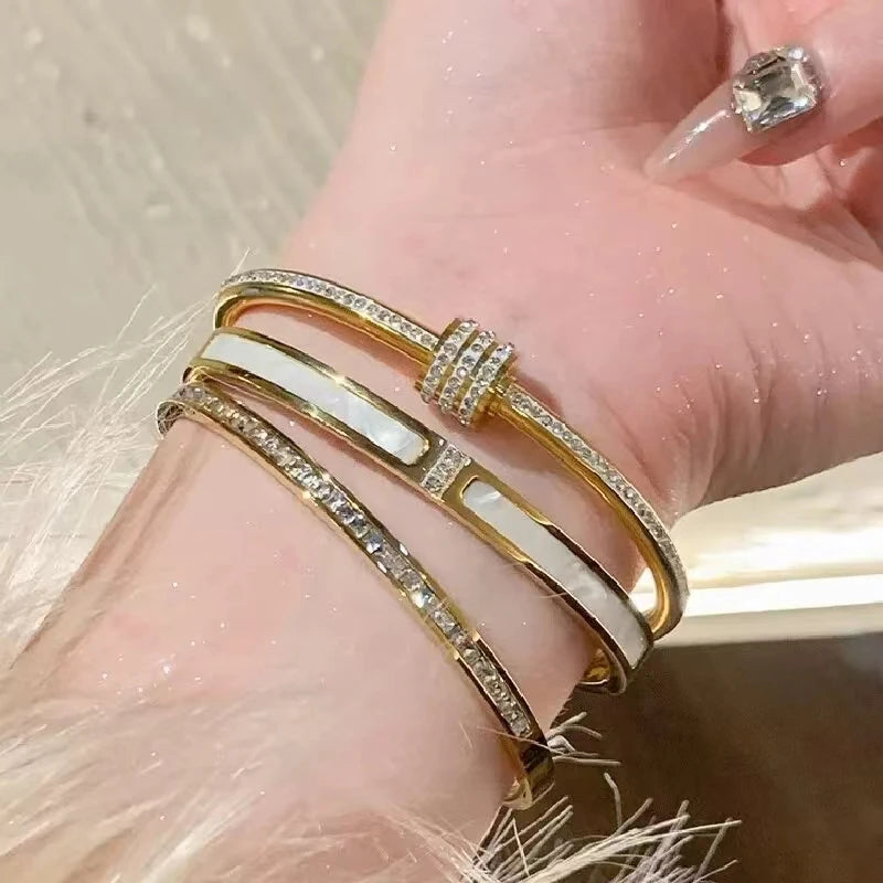 Elegantes Armreif in Goldfarbe mit funkelnden Strasssteinen Glamouröses Edelstahlarmband Damenschmuck für formelle Abendessen