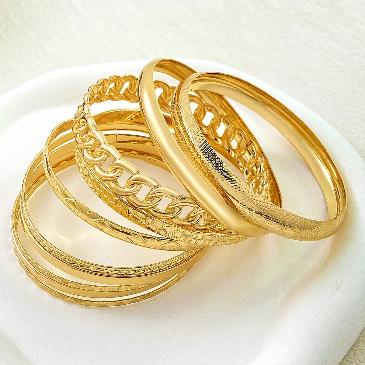 Zehnteiliges Set stilvoller böhmischer Retro-Armband-Schmuck für Hochzeiten und Bankette in Gold- und Silberfarbe mit breiter Oberfläche