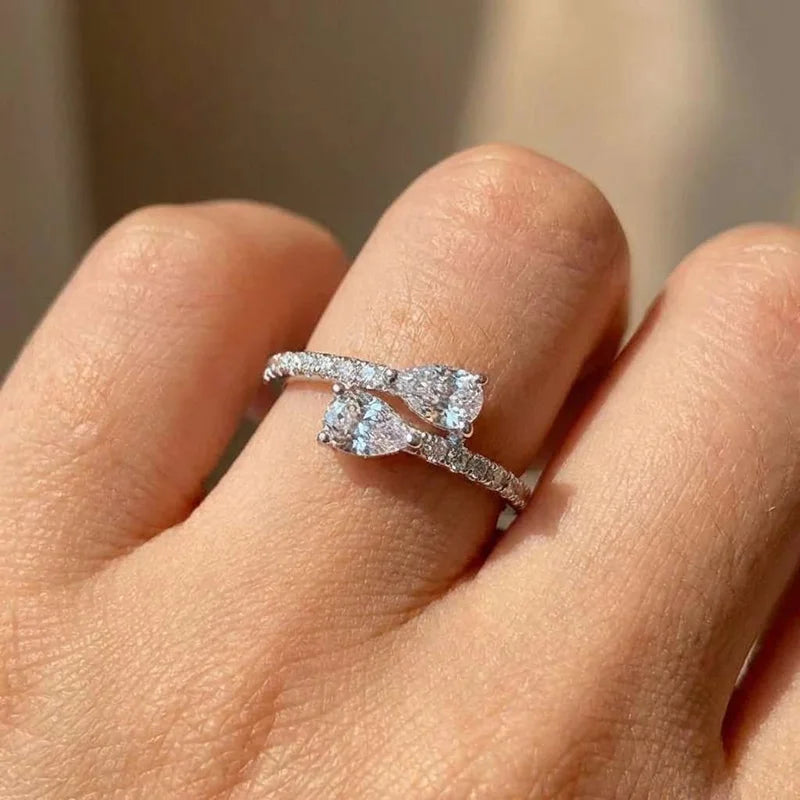 Ring aus 925er Sterlingsilber mit hellem Zirkonia, Accessoire für Damen, für Verlobung, Zeremonie, modischer, zierlicher, schicker Hochzeitsschmuck