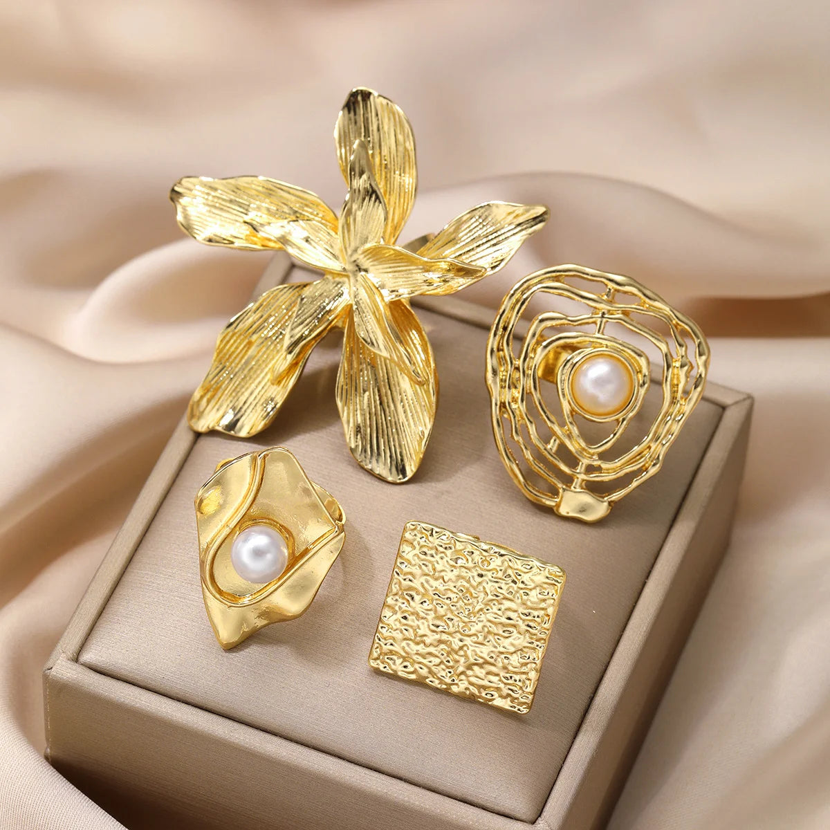 4 Stück übertriebenes Ring-Set in Goldfarbe für Damen 2025 Persönlichkeit Metall Punk Party Große Blume Fingerring Schmuck Zubehör