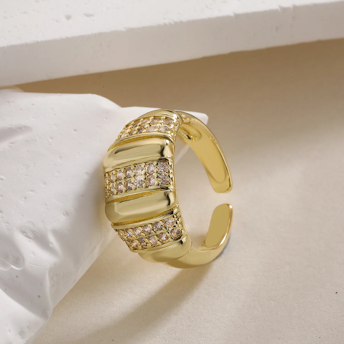 NEWBUY Luxus AAA Zirkonia Inlay Kupfer Hochzeitsschmuck Goldfarbe Statement Geometrische Form Offene Designringe Für Frauen