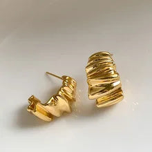 Ohrringe Persönlichkeit Unregelmäßige Wellige Plissierte Kreolen für Frauen Neuer Charme Goldfarbene Edelstahl-Ohrringe Schmuck-Accessoires Geschenk