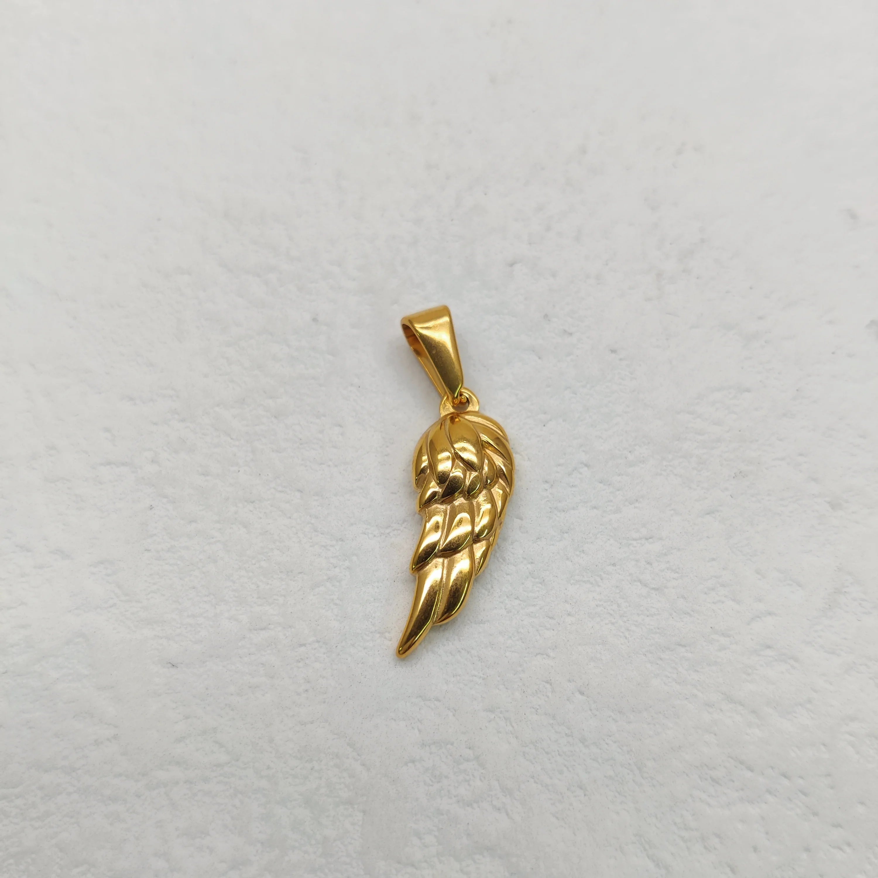 Collar con colgante de ala de ángel chapado en oro de 18 quilates - Diseño de pluma vintage para hombres, cadena de acero inoxidable, regalo de joyería