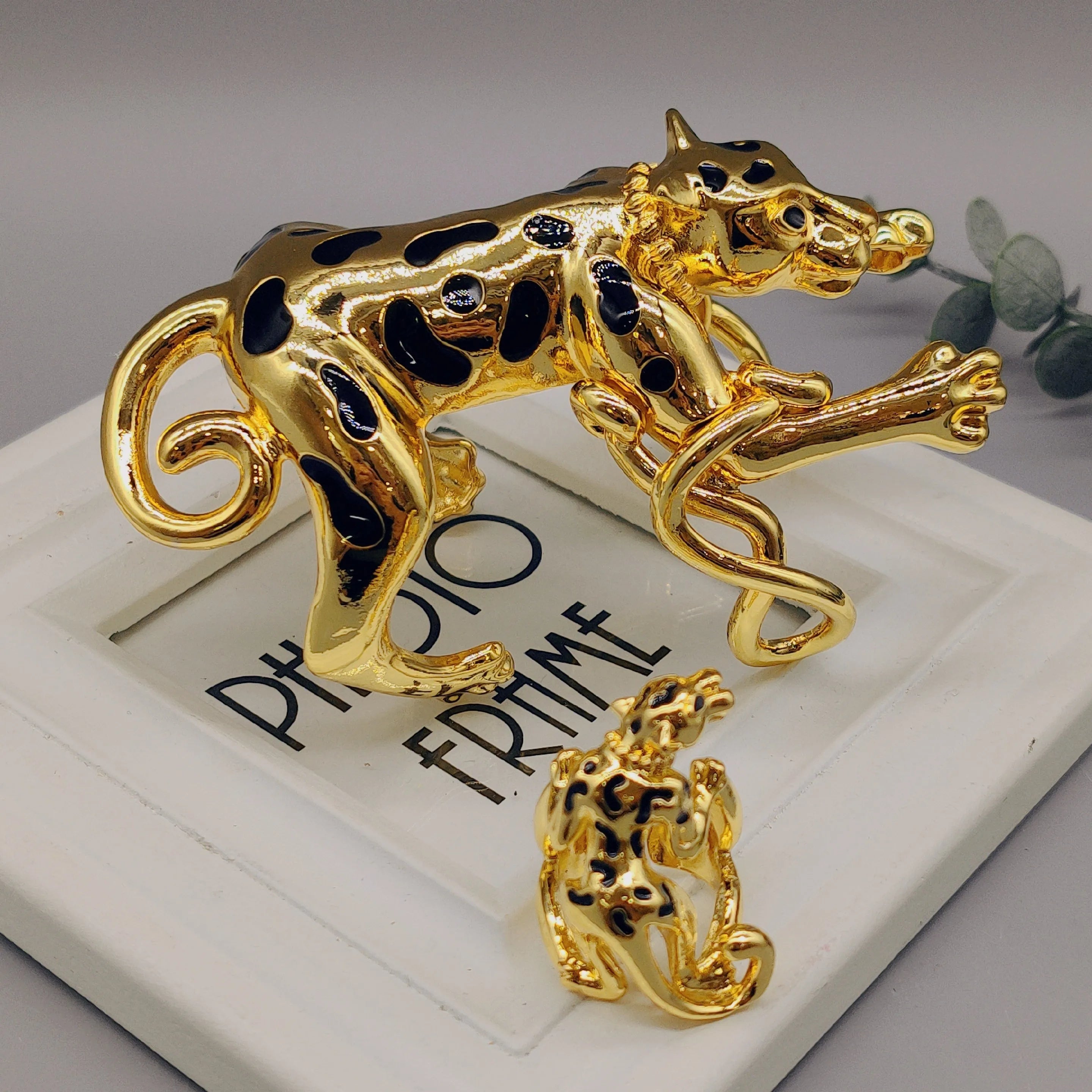 Extravaganter Leoparden-Armreif mit Ring Schmuckset für Damen Dubai Goldfarbener Manschetten-Armreif Cocktailring 2er-Set für Hochzeiten Geschenke