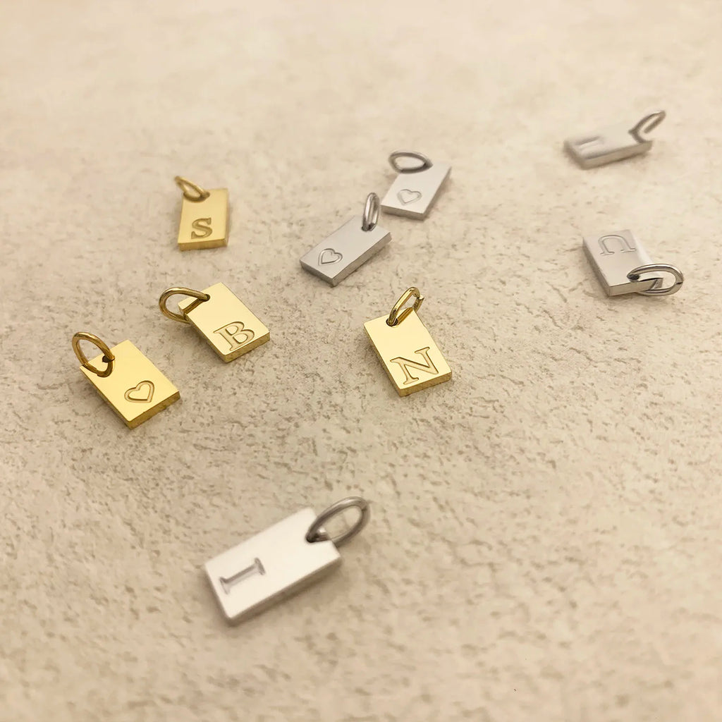 10 STÜCK Alphabet Charm Anhänger für Halsketten Edelstahl Schmuck DIY Gravur Buchstaben Zubehör Damen Modeschmuck