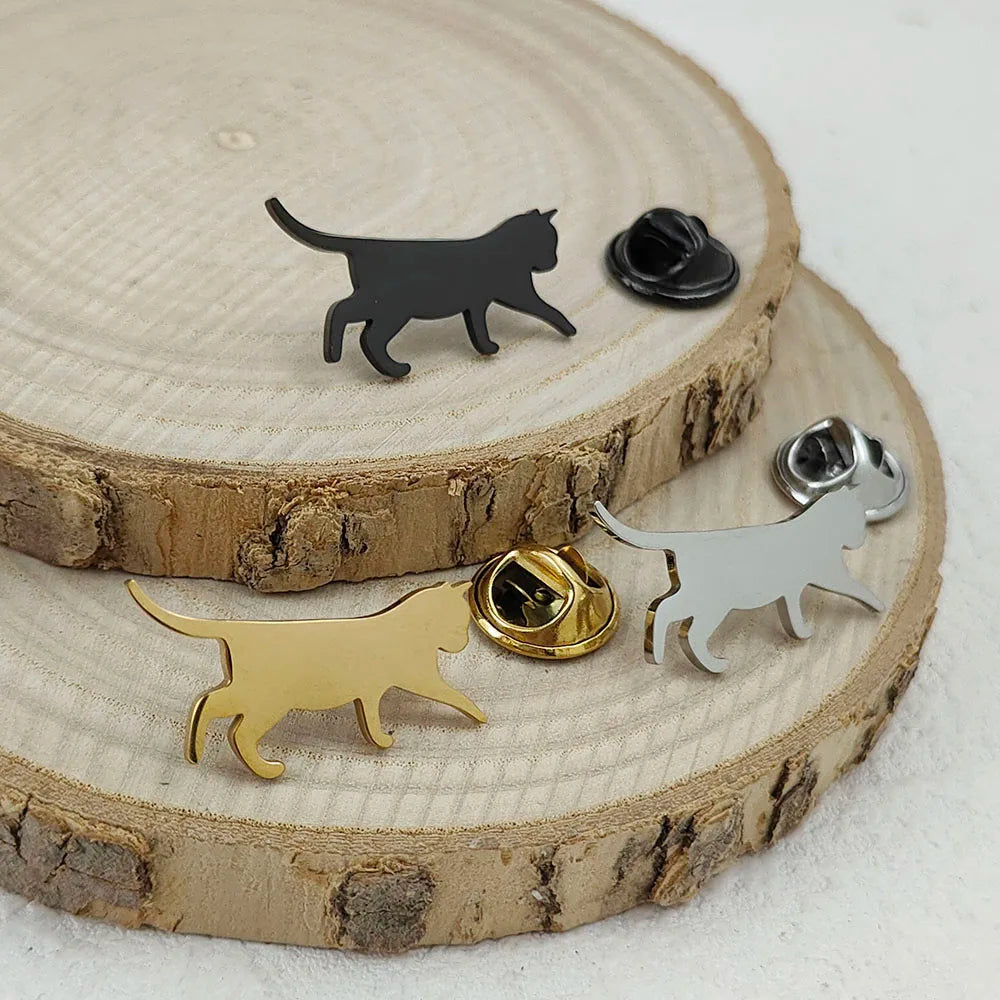 Kreative laufende Katze vergoldete Edelstahlbrosche, wasserdichtes, farbechtes Abzeichen-Set, Anstecknadel für Anzugrevers, zum Tragen auf Hochzeiten und Partys