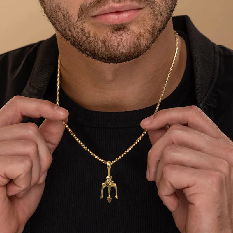 Colgante de moda chapado en oro de 18 quilates con tridente de Poseidón de la mitología griega, de acero inoxidable, vintage, con colgante de dios romano Neptuno para hombre