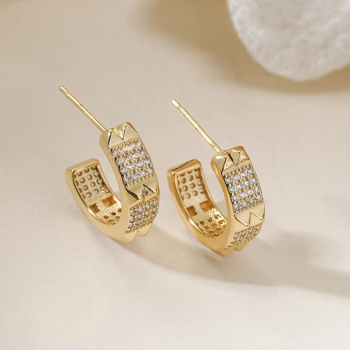NEWBUY 2025 Neue Mode Goldfarbe Einzigartiges Design C-förmige Ohrstecker für elegante Frauen Glänzende AAA Zirkonia Inlay Hochzeitsschmuck