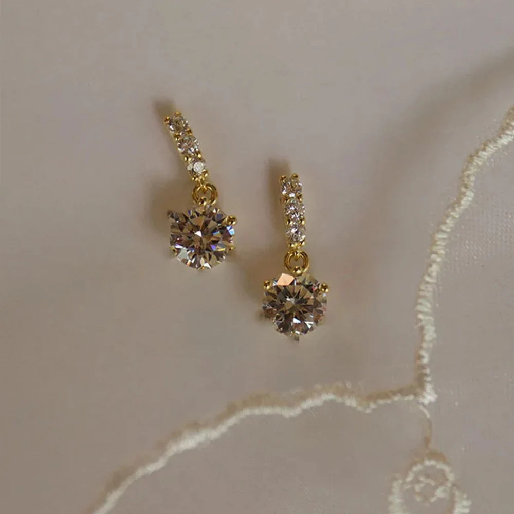 Goldfarbene Metall-Barren Ohrstecker mit runden Zirkonia-Steinen für Frauen, Schleifenform, CZ-Stift-Ohrring, klassischer funkelnder Ohrring