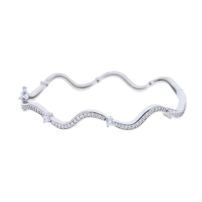 Modisches Damen-Schmuckset mit Wellenband-Armreif, Ring, Ohrringen und Halskette mit 5A Zirkonia CZ in Micro-Pavé-Fassung