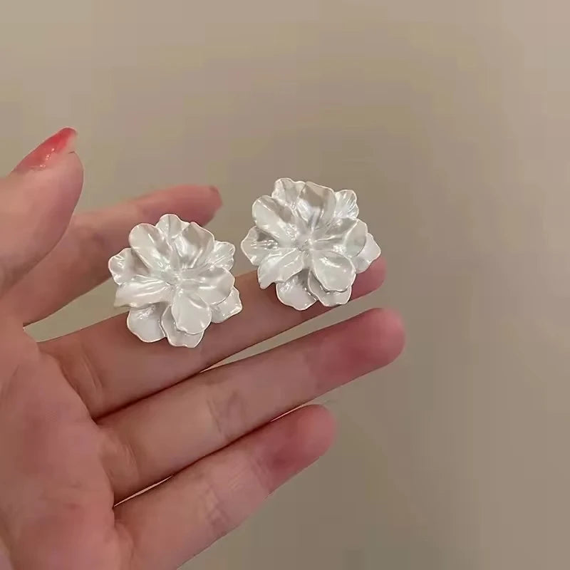 Weiße Blumenstecker Ohrringe für Damen Gefaltete Acryl-Seiten Charmante Süße Blumenmädchen-Ohrringe im japanischen Stil Ohrschmuck