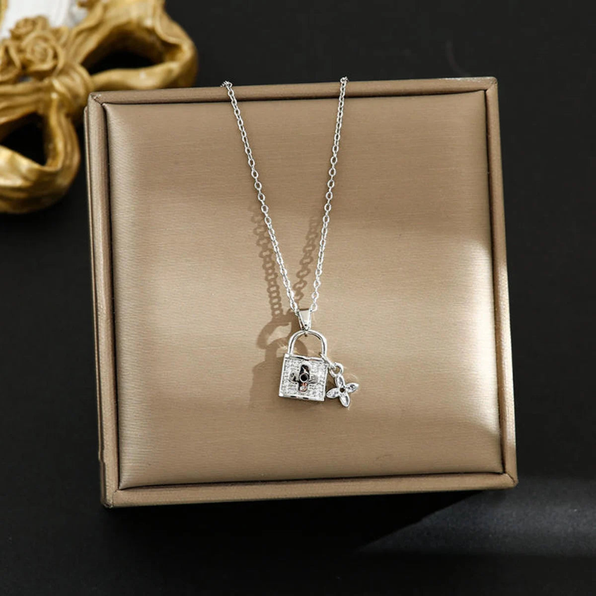 Cadena de clavícula de moda, accesorios que no se destiñen, collar de mujer de acero de titanio, engastado con diamantes