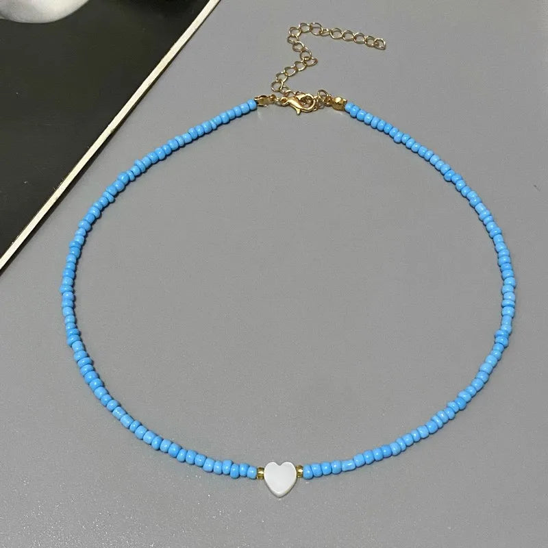 Neue Naturmuschel Liebesherz Choker Halskette für Mädchen Frühling Sommer Mode Kleine Bunte Glasperlen Halskette Geschenk für Freundin