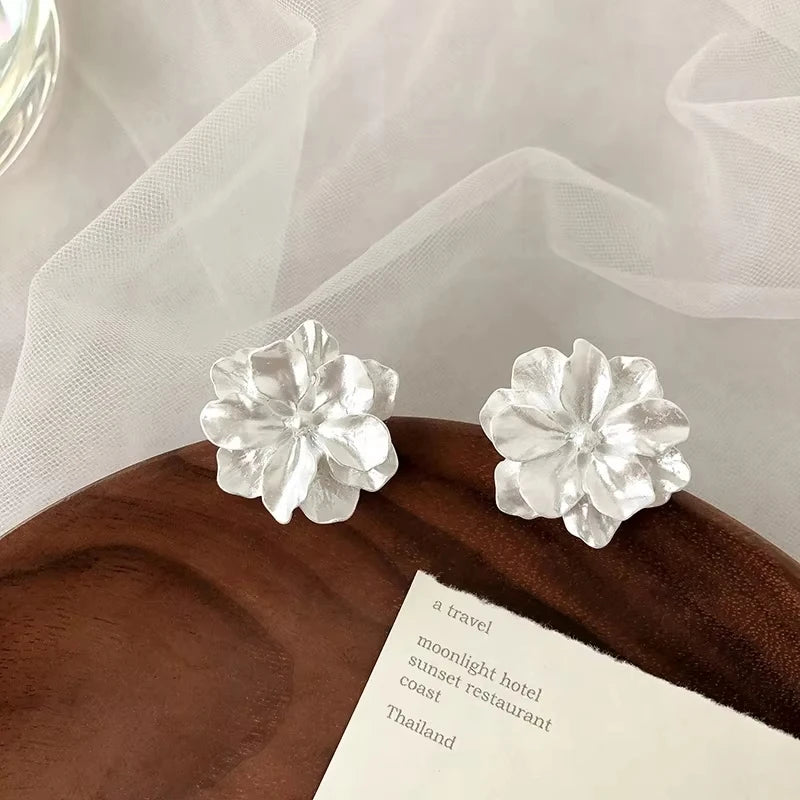 Weiße Blumenstecker Ohrringe für Damen Gefaltete Acryl-Seiten Charmante Süße Blumenmädchen-Ohrringe im japanischen Stil Ohrschmuck