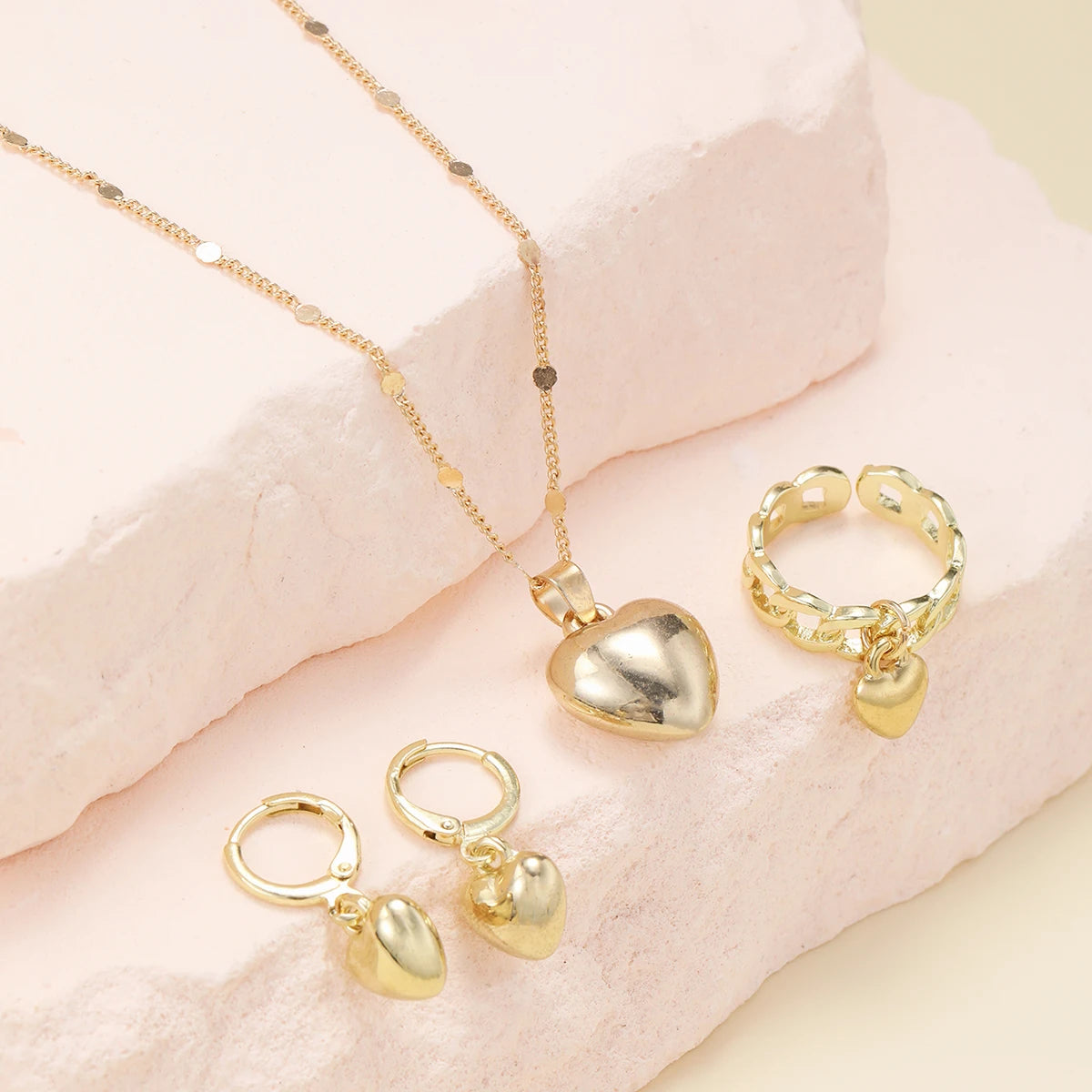 4tlg./Set Vintage Herz-Anhänger-Halskette, Ring und Creolen für Damen, schlichtes, goldfarbenes, glattes Schmuckset, elegantes Partygeschenk