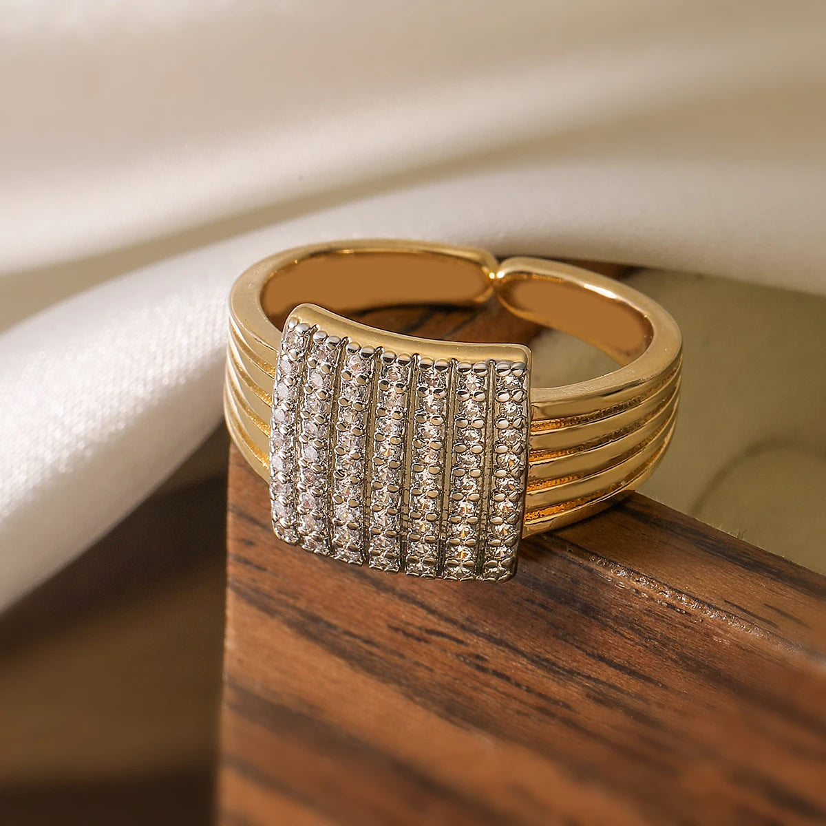 NEWBUY Luxuriöser AAA Zirkonia Pflaster-Setting Kupfer Hochzeitsschmuck Filigrane geometrische offene Ringe für elegante Frauen