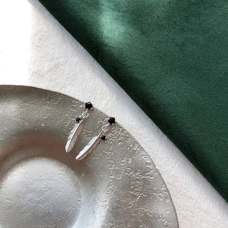 VENTFILLE 925 Sterling Silber Asymmetrische Federohrringe Weiße Mondstein-Anhängerohrringe Damen Geschenke Handgemachter Schmuck