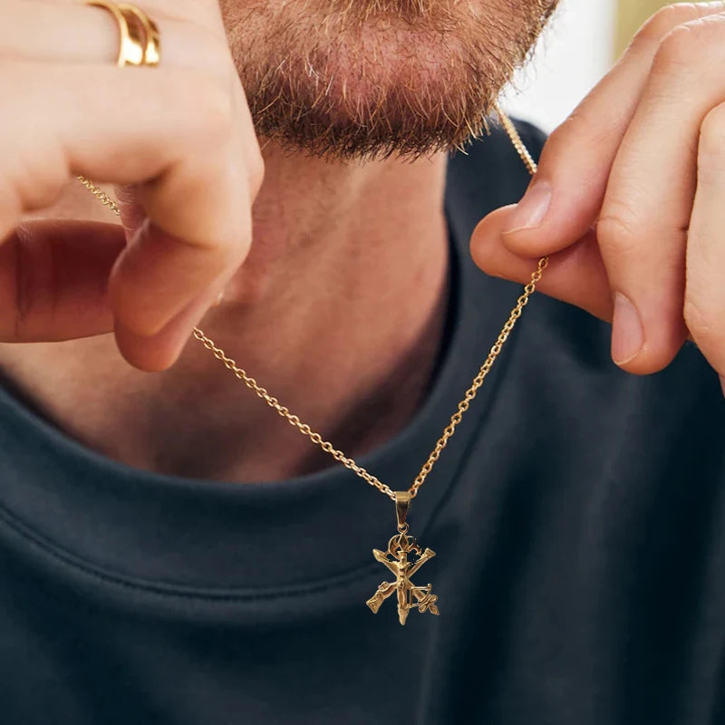 Collar Moderno de Cruz de Jesús - Acero Inoxidable Chapado en Oro de 18K, Diseño de Pistola y Flecha para Hombres, Regalo de Joyería Religiosa Impermeable