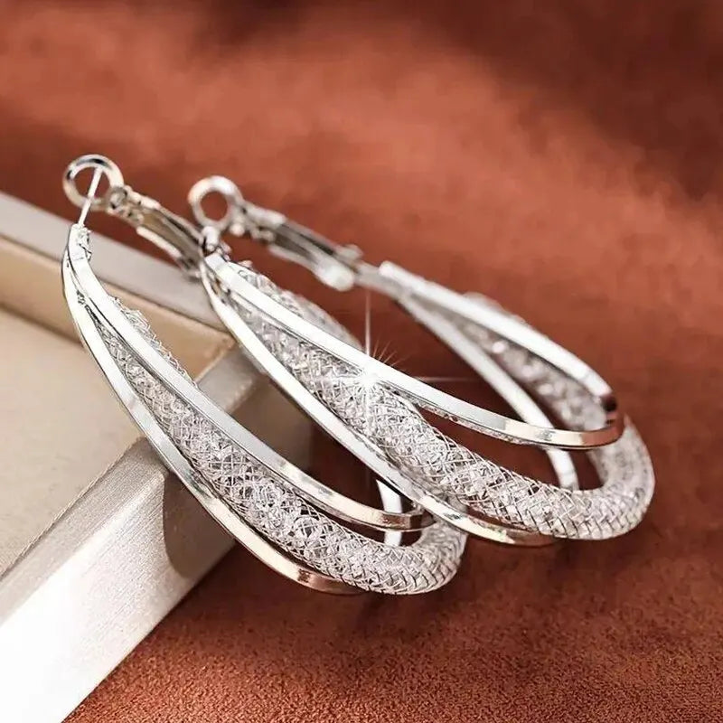 Goldfarbene Kristallstein-Creolen Gedrehte Metallform Versilbert Neue Mode Damenohrringe Party Schmuck Geburtstagsgeschenk