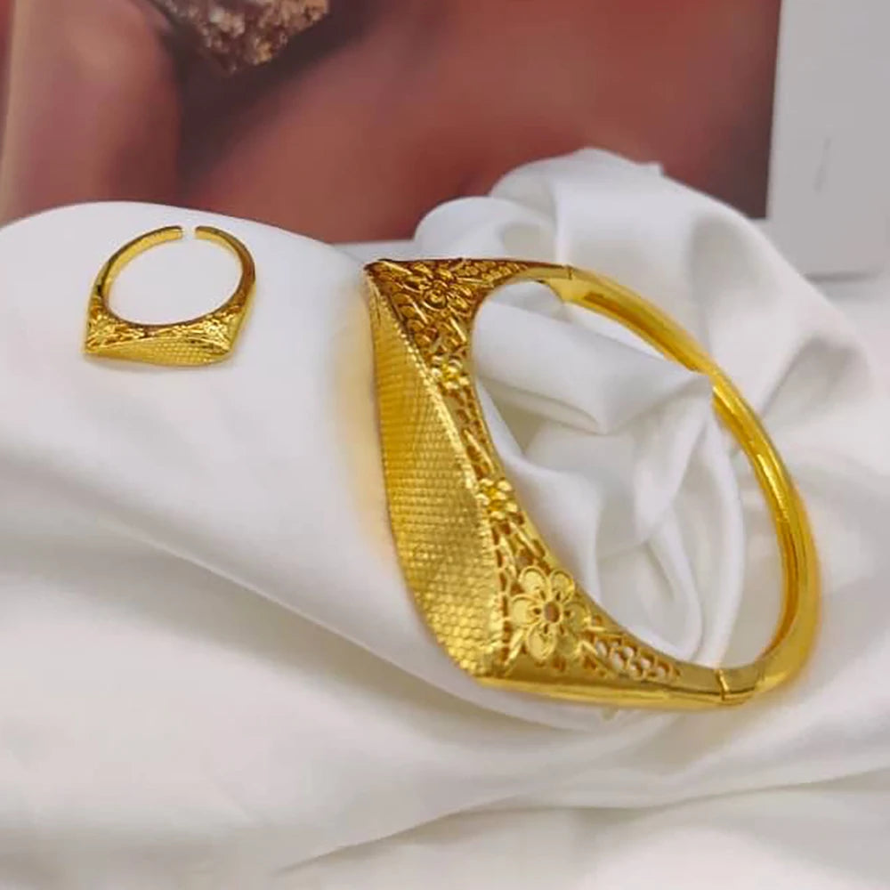 Geometrisches Design Armreif mit Ring-Set für Damen, Afrikanischer 18k Goldfarbener Armreif, Cocktailring, 2-teiliges Set als Verlobungsgeschenk